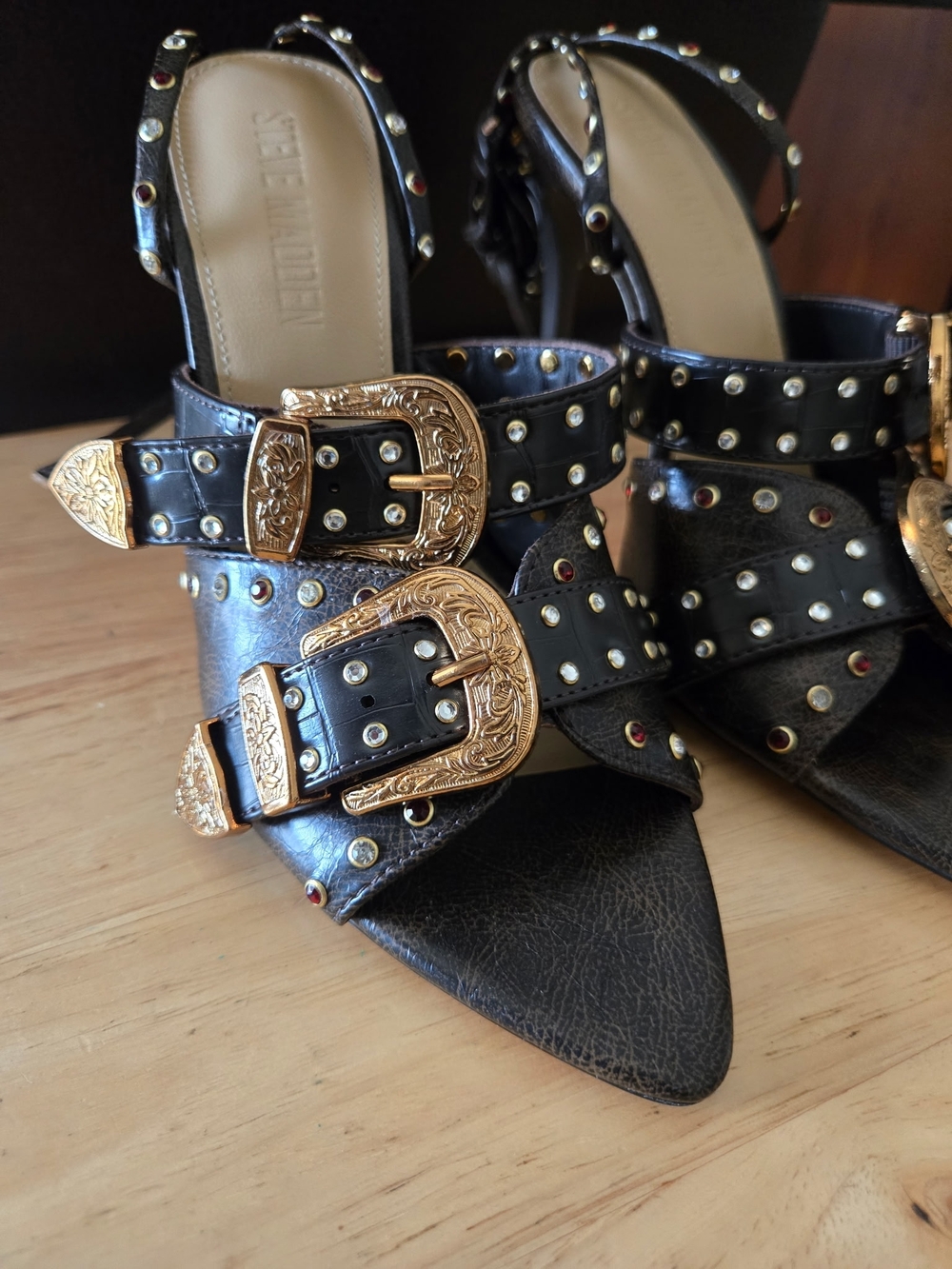 Steve Madden Saddle Embellished Ankle Strap Sandals.    Size 7.5 - Picture 2 of 7